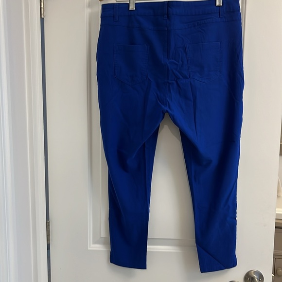 Pair of women’s Lily Morgan capri pants - Picture 8 of 11